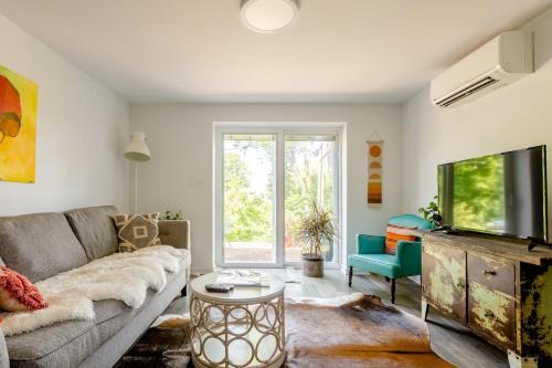 Charlotte Street Apartment | 1 Mile from Downtown, Patio w Sunset View