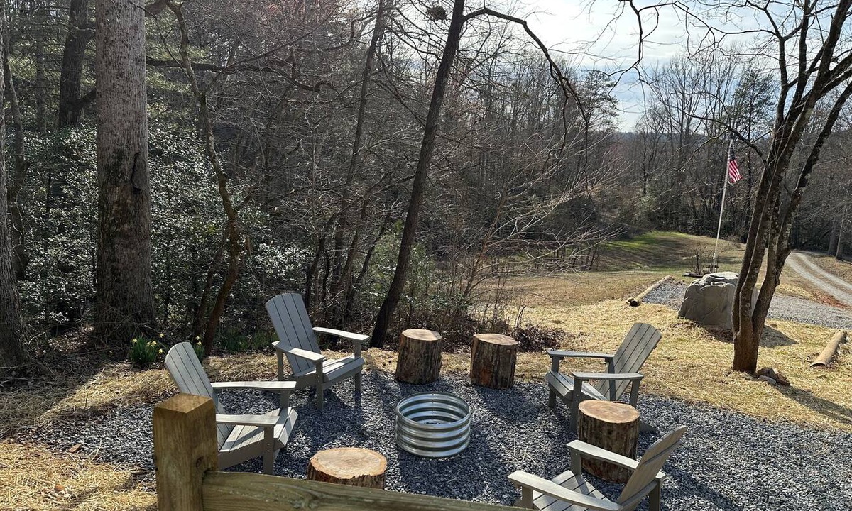 Morganton House | 1 Mile to Lake James. 8 Acres, Movie Screen & Fire Pit