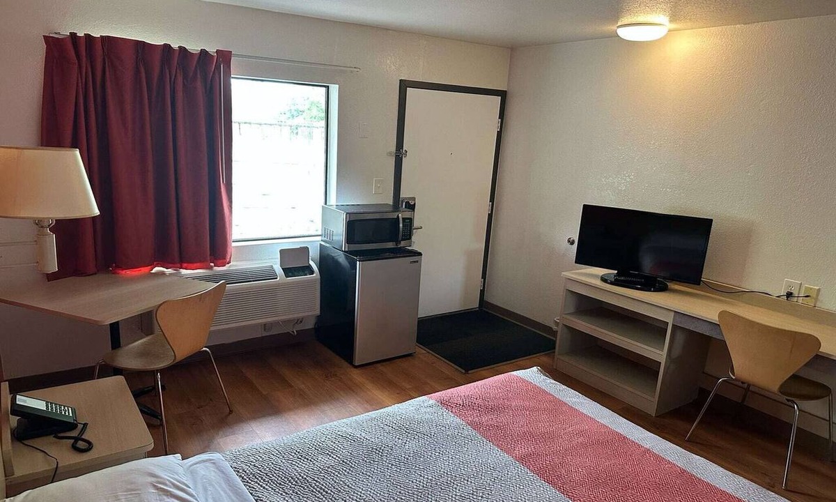 Camp Hill Apartment | 1 Queen Bed|Non-Smoking|Micfridge