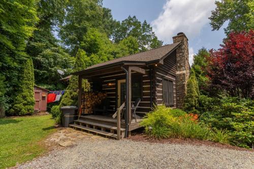 Todd House | 1 Relaxing Place - Quaint cottage great mountain view hot tub and fire pit