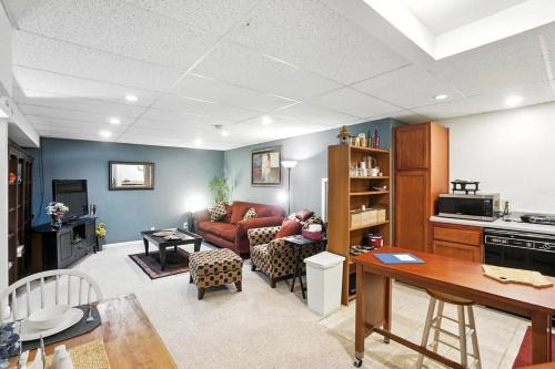 Anderson Township Apartment | 10 Mi to Dtwn: Cozy Couple's Getaway in Cincinnati