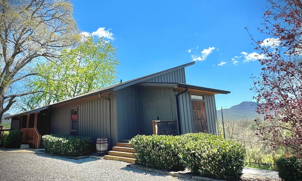 Canton House | 15 min to Asheville, Mountain Views, Fire Pit, 4BR/3.5BTH, Great Reviews!
