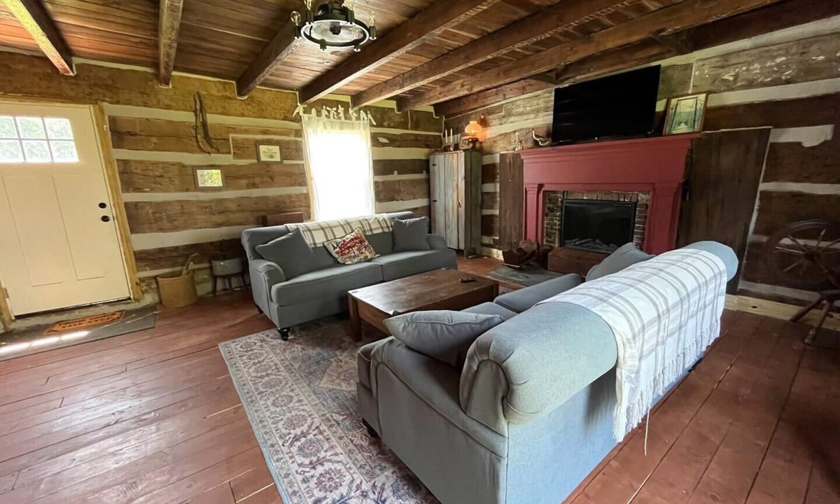 Lexington Cabin | 1800’s Historical Log Cabin near I-75 Interstate