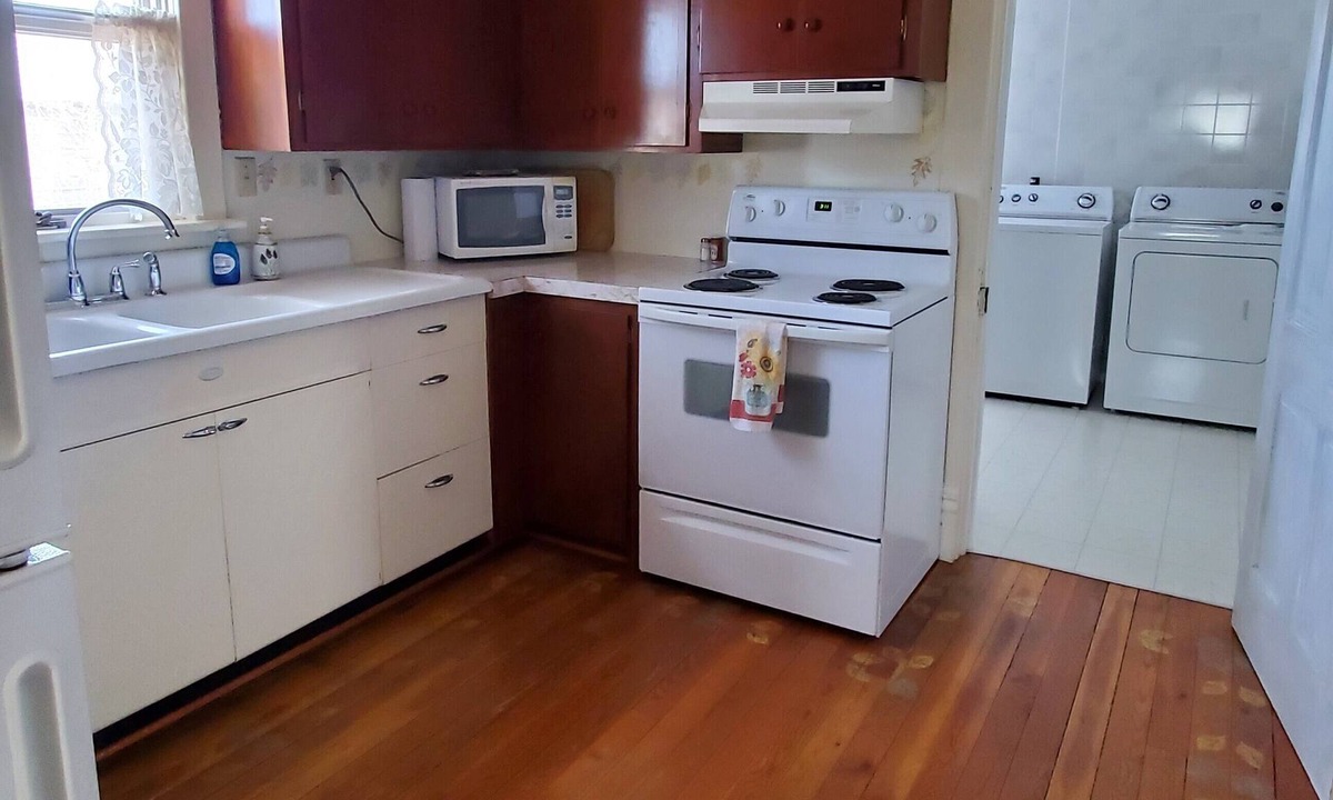 Wa Keeney Cottage | 1906 Cottage Garden - Halfway between Denver & Kansas City - No Cleaning Fee!