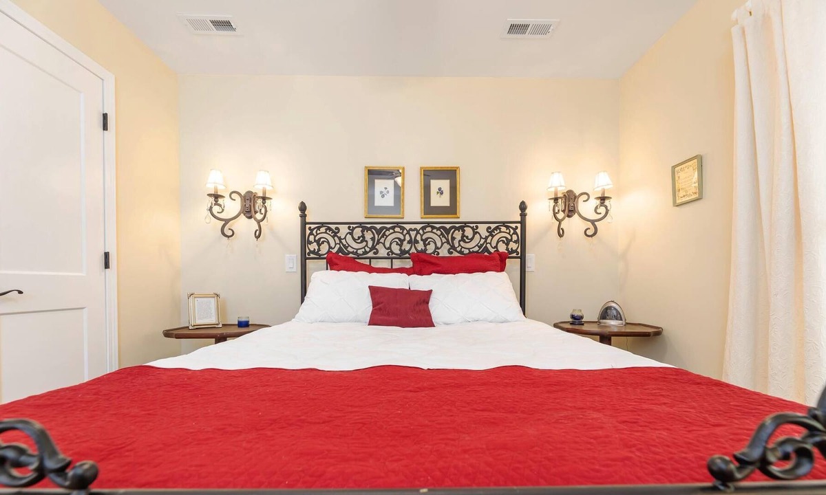 Jonesborough House | 1BR Carriage House Apartment downtown Jonesborough
