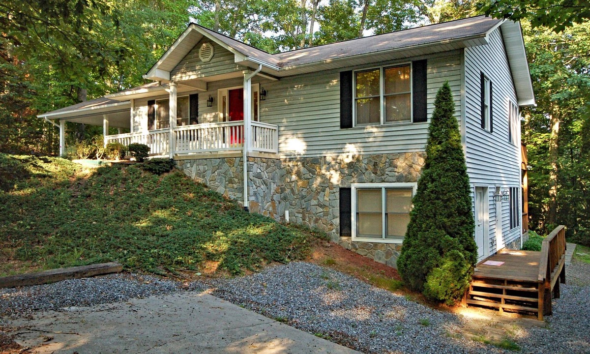 Waynesville House | 2 houses in one/Great for multi family grps. King suite. Walk to Lake Junaluska