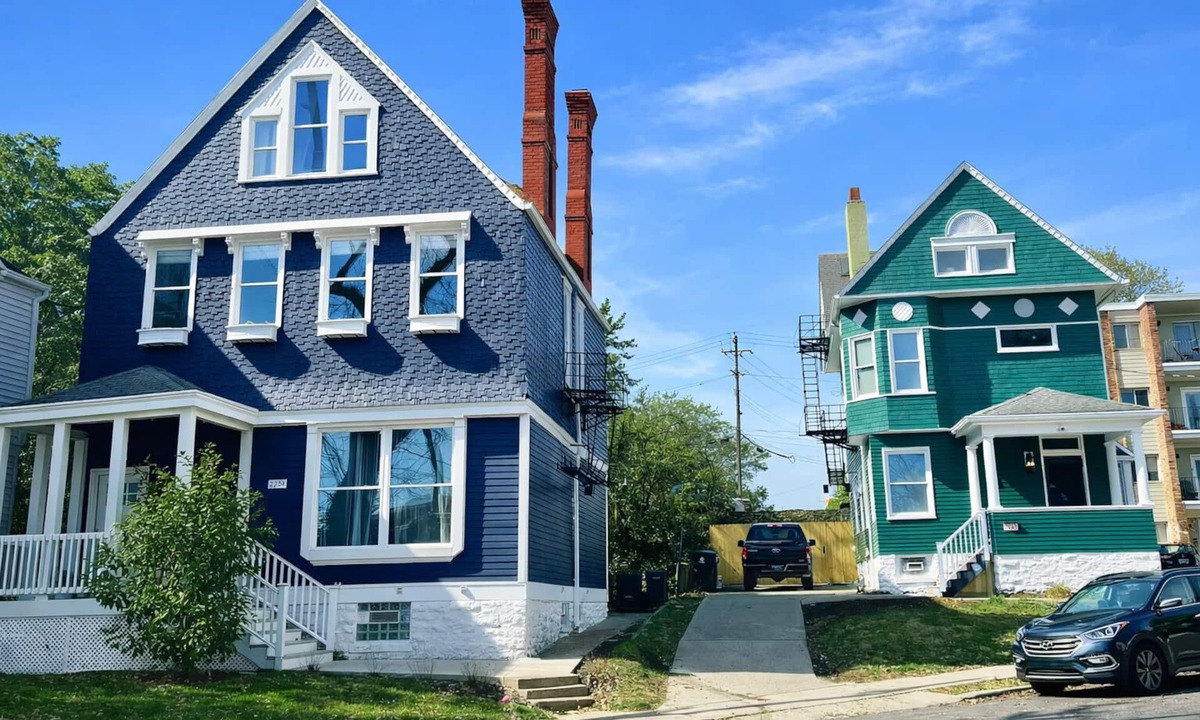 Walnut Hills House | 2 Large Renovated Houses with Driveway -Sleeps 42- 5 minutes to Downtown