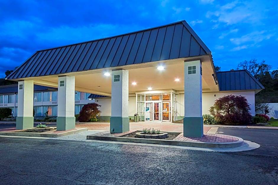 Fairmont Hotel | 2-Star Hotel ∙ Clarion Inn Fairmont