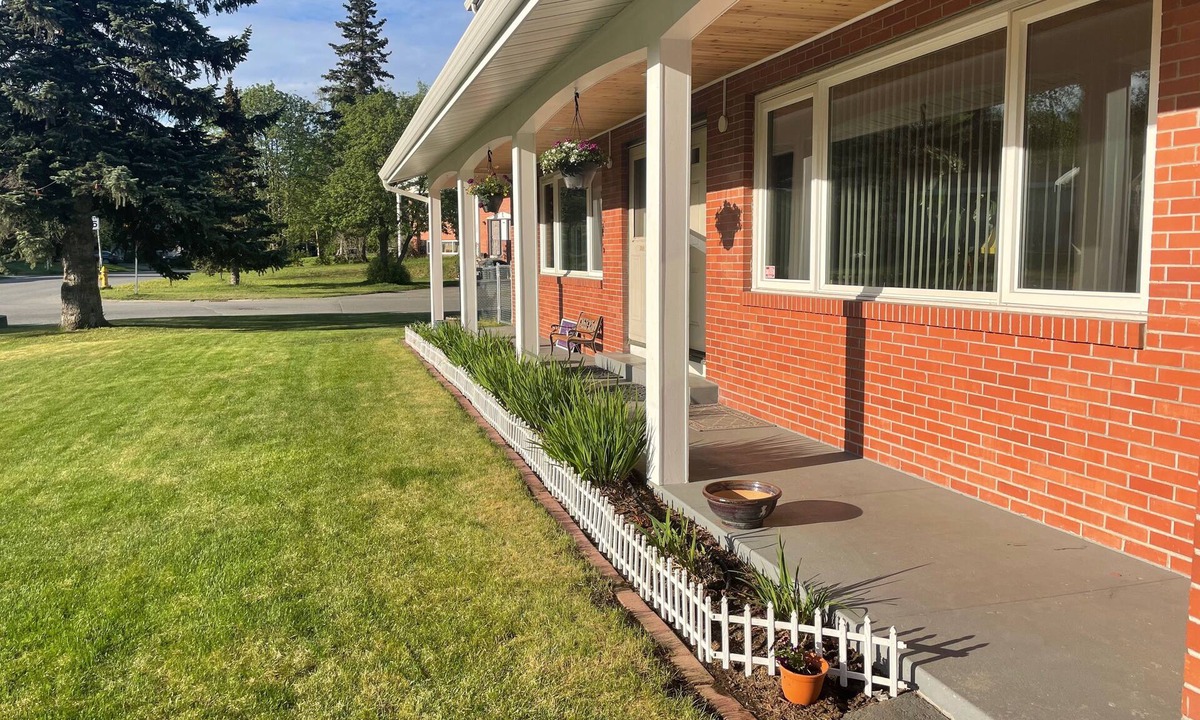 University Area House | 3 Bedrooms-Queen Beds-Stunning Mountain Views-Fire Pit-Walk to Trails-UMed
