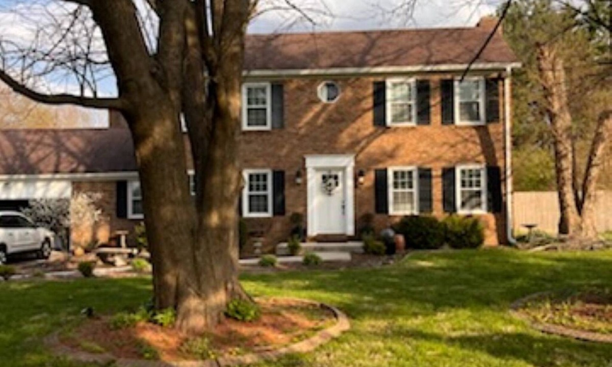 Versailles House | 3 MILES from KEENELAND! Located right off Versailles road