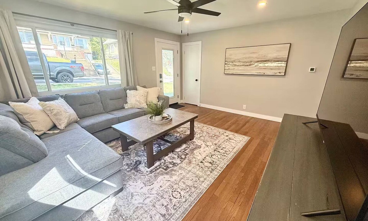 Ludlow House | 3 miles to downtown, private parking, 10% off Ark, Zoo, and Aquarium