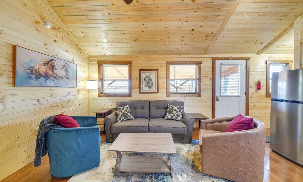 La Grange Cabin | 31 Mi to Louisville: Cabin on 235 Acres!