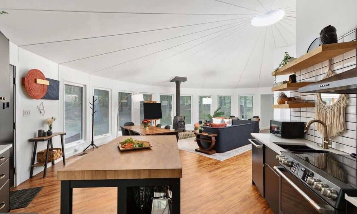 The Woods Cabin | 3BR cabin w/backyard, hot tub, dome & deck