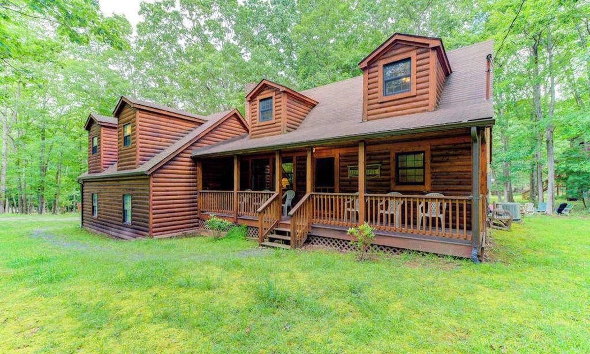 Sky Valley Ski Chalet | 3BR - Cozy Log Cabin - Hot Tub