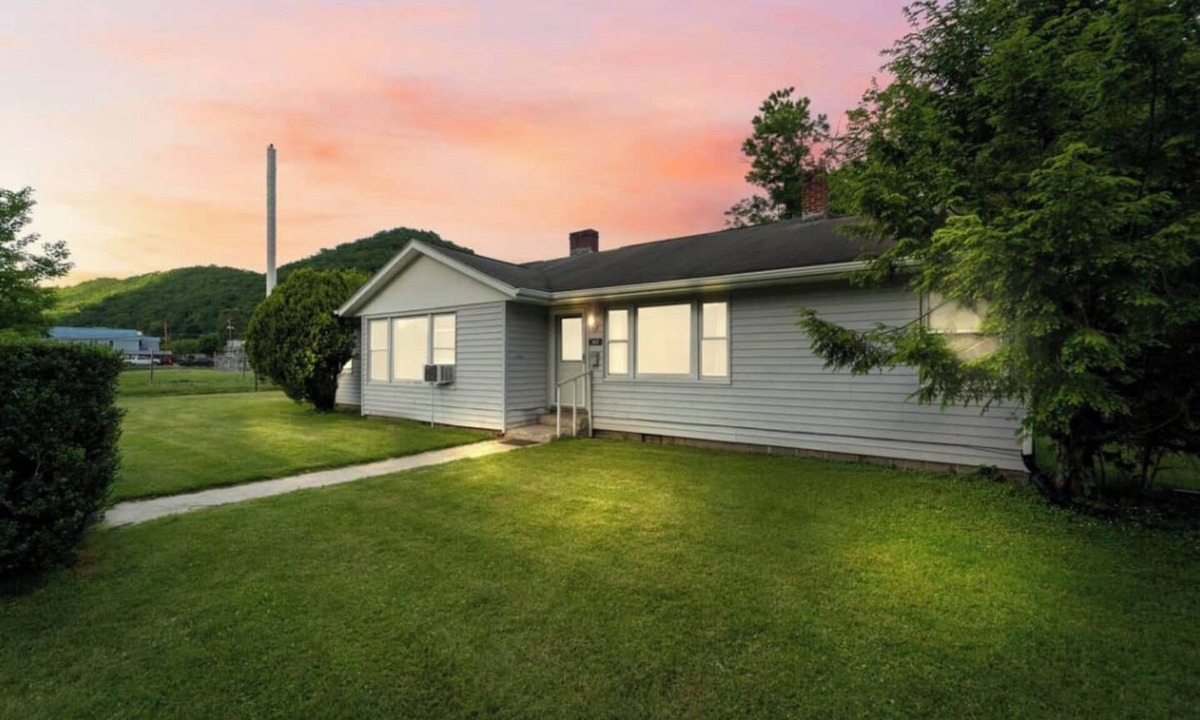 Marlinton House | 3BR Downtown | Greenbrier Trail + Fenced Yard