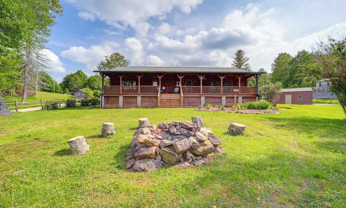 Newland Cabin | 4 Mi to Grandfather Mtn! Family-Friendly Cabin