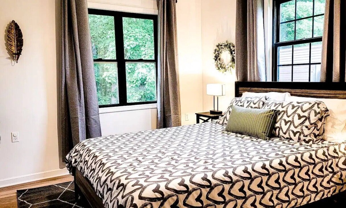 Rogers House | 4bd- Cozy Home Central to Climbing/Hiking/Dining with Fiber and Laundry
