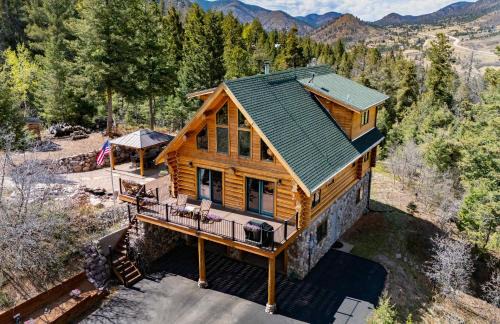 Cascade-Chipita Park House | 4BR Mountain Log Cabin Hot Tub Loft Deck Views