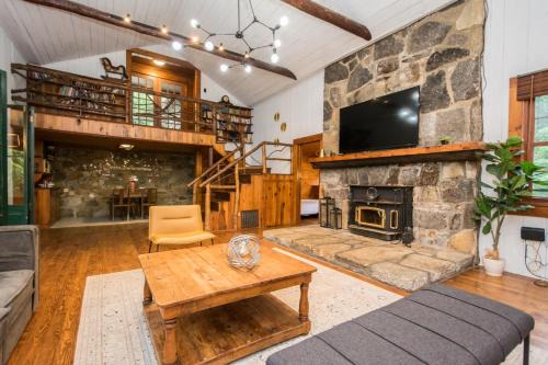 Hendersonville House | 4BR Retreat-Porch-Fireplace-Ping Pong