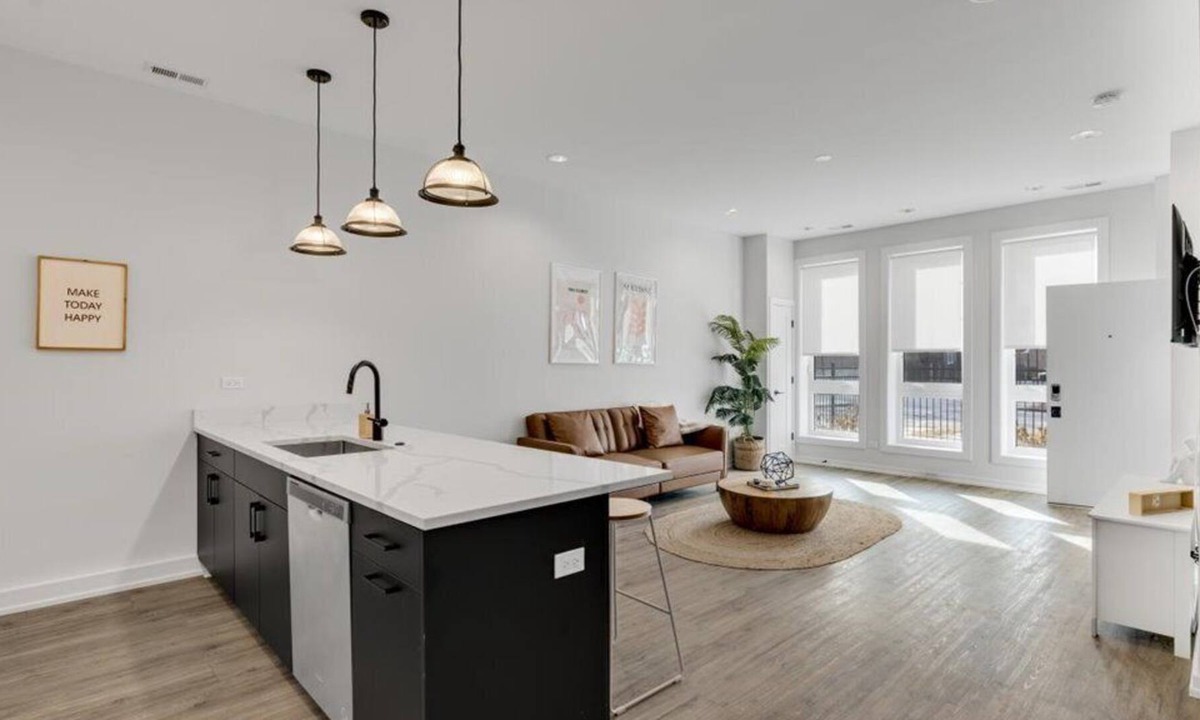 East Garfield Park Condo | 5 Min from downtown I Free Parking I Workspace