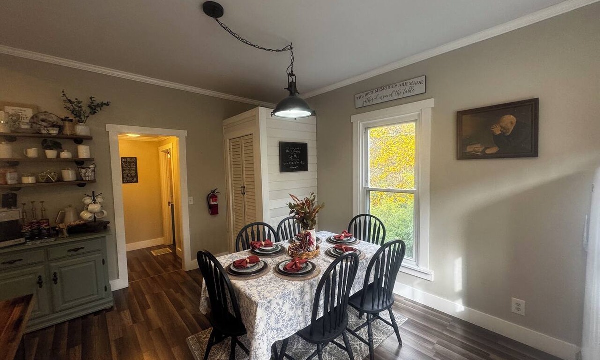 Williamstown House | "5 Mins Driving Distance from The Ark Encounter & Creation Museum"
