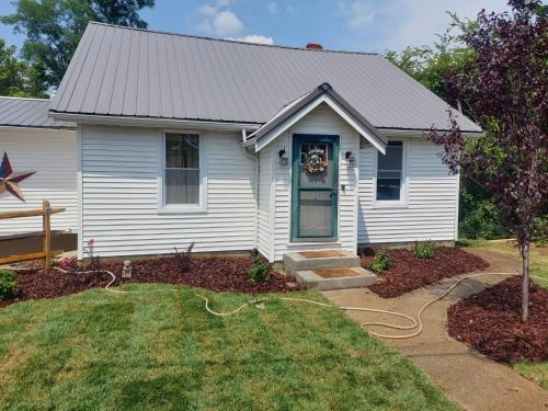 Williamstown House | 5BR Home Pool, hot tub, pet friendly by ARK Experience