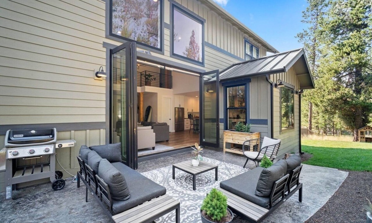 Deer Park House | 7BR Home, Towering Windows, Hot tub, SHARC passes