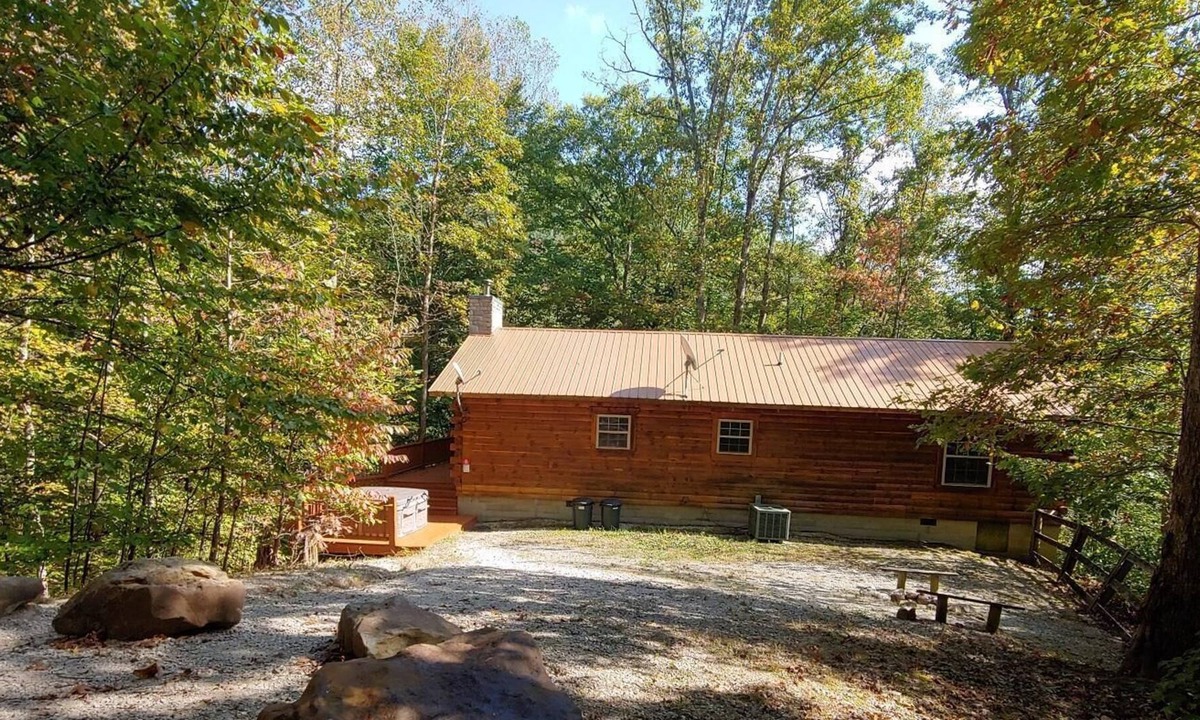 Stanton Cabin | A beautiful log cabin sitting in a forested paradise!