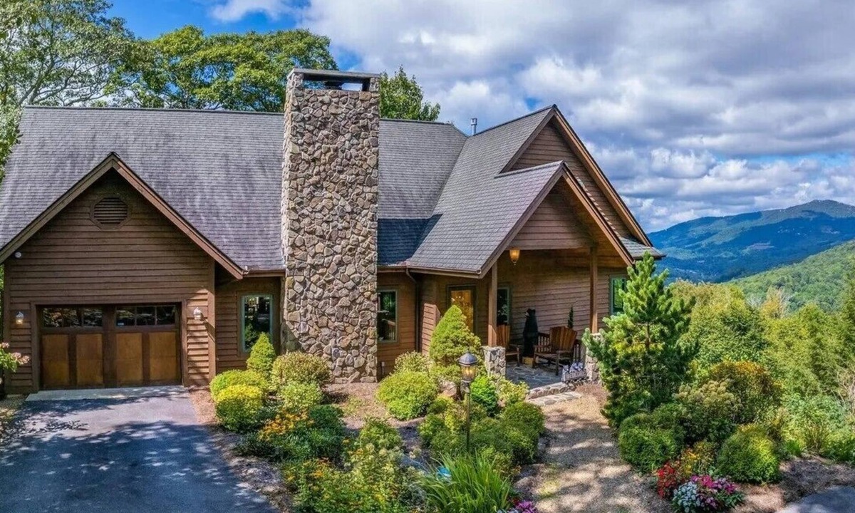 Tynecastle House | A Tree Top Mountain Home - Views, Game Room, Pet Friendly