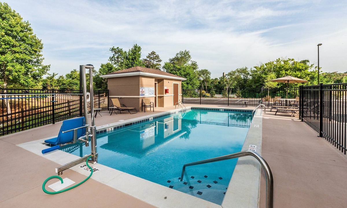 Farragut Apartment | Accessible 1BR Suite w/Daily Breakfast + Pool