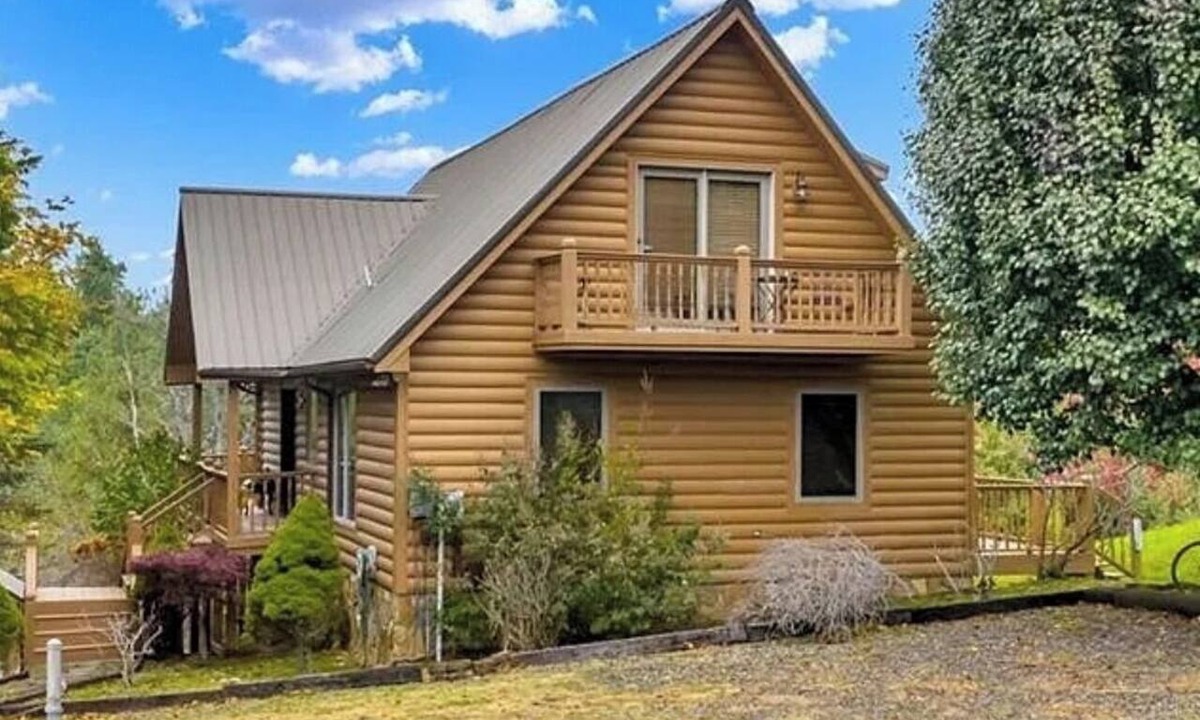 Piney Creek Cabin | Adorable 4-bedroom cabin in soothing Piney Creek with AC