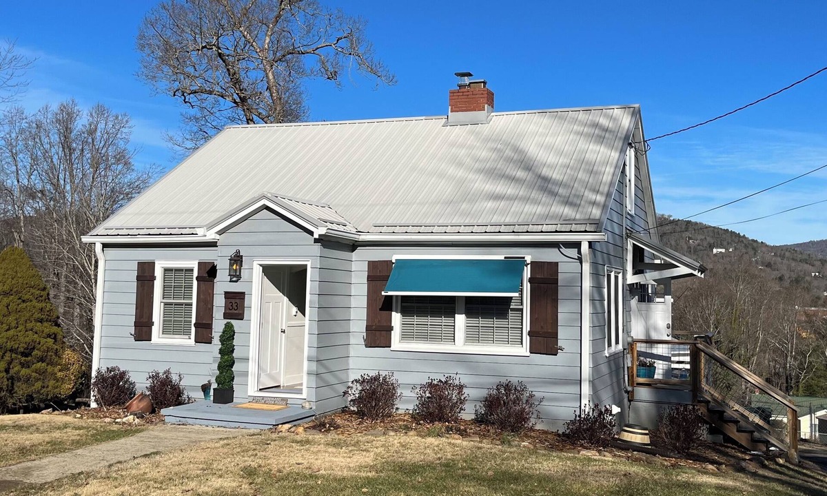 Woodfin House | Adorable Cozy Mountain Home. 3-bedroom house in wonderful Woodfin with AC, WiFi.