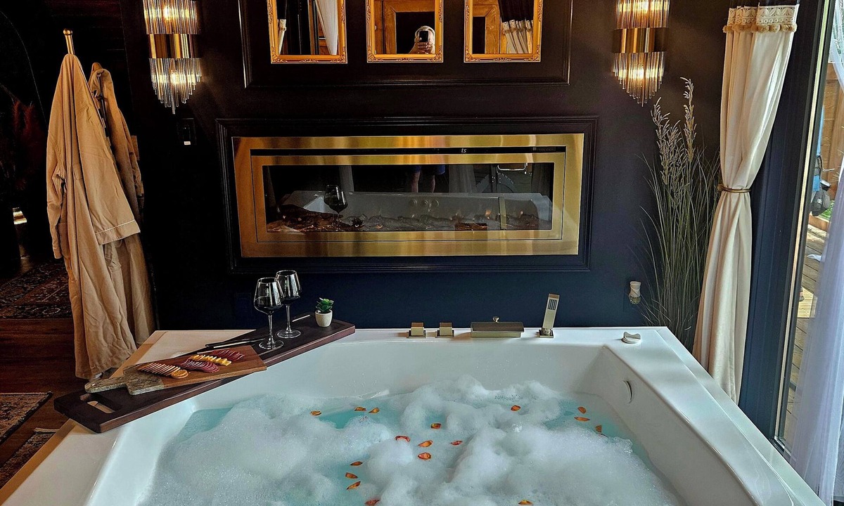 Wellington Cabin | Adults only, Honeymoon Cabin with view, Covered Hot Tub, Fireplace, & TV.
