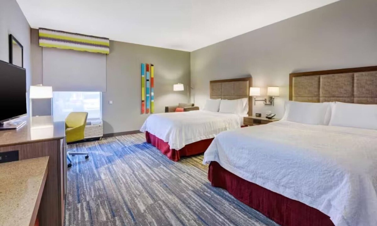 Mount Saint Joseph Hotel | Airport CVG 2 Queen Room Breakfast, Pool & Gym