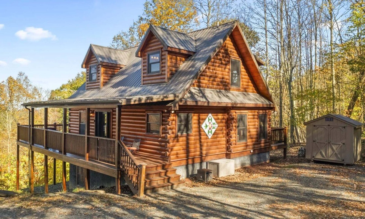 Lansing Cabin | Alpen Rose in Lansing, NC: Cozy 3-bedroom cabin retreat, perfect for 8!