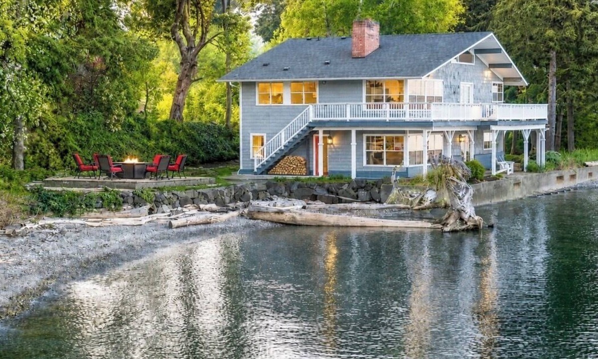 Rollingbay House | Amazing Seattle view beachfront 4 bedroom/3 bath