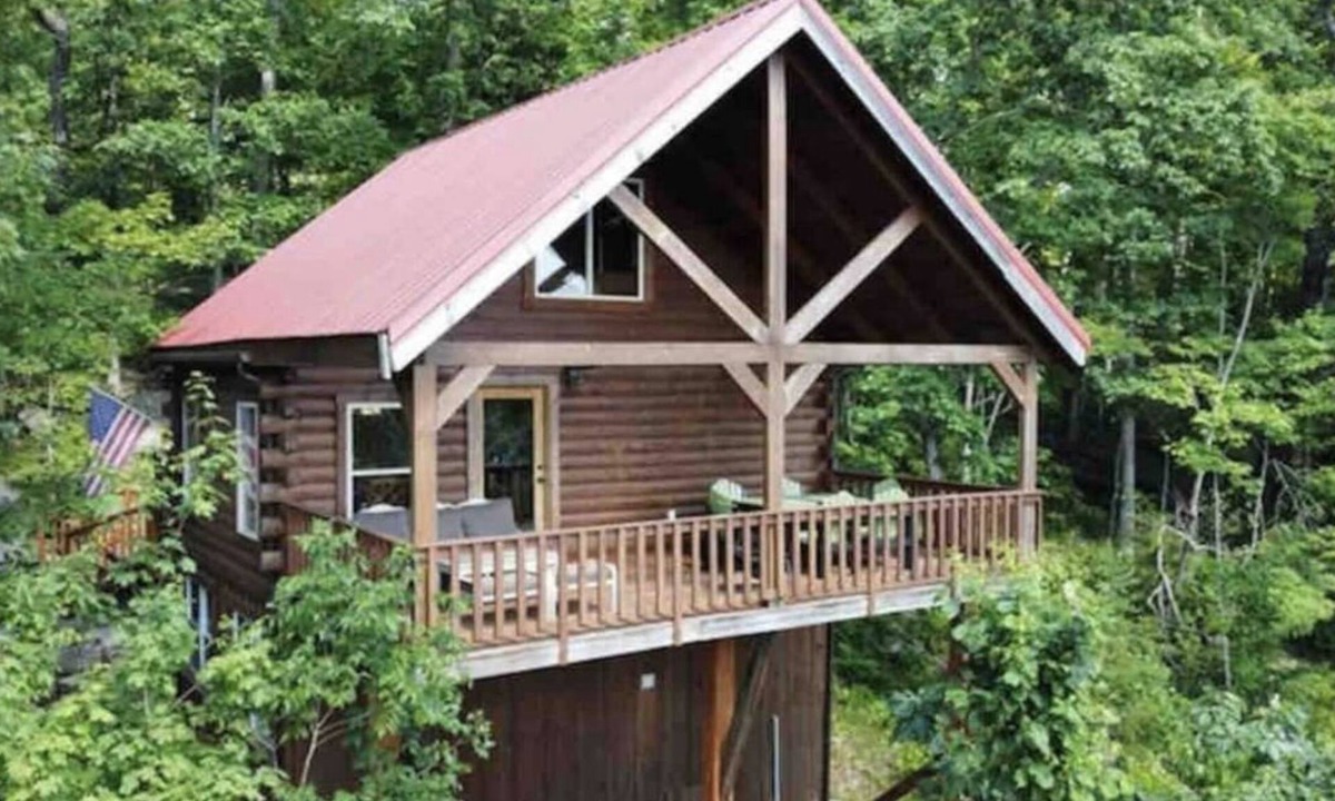 Stanton Cabin | Amazing Views! Hot Tub! Minutes from the Gorge!