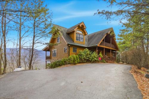 Pittman Center Ski Chalet | Among the Clouds Stay High Above It All