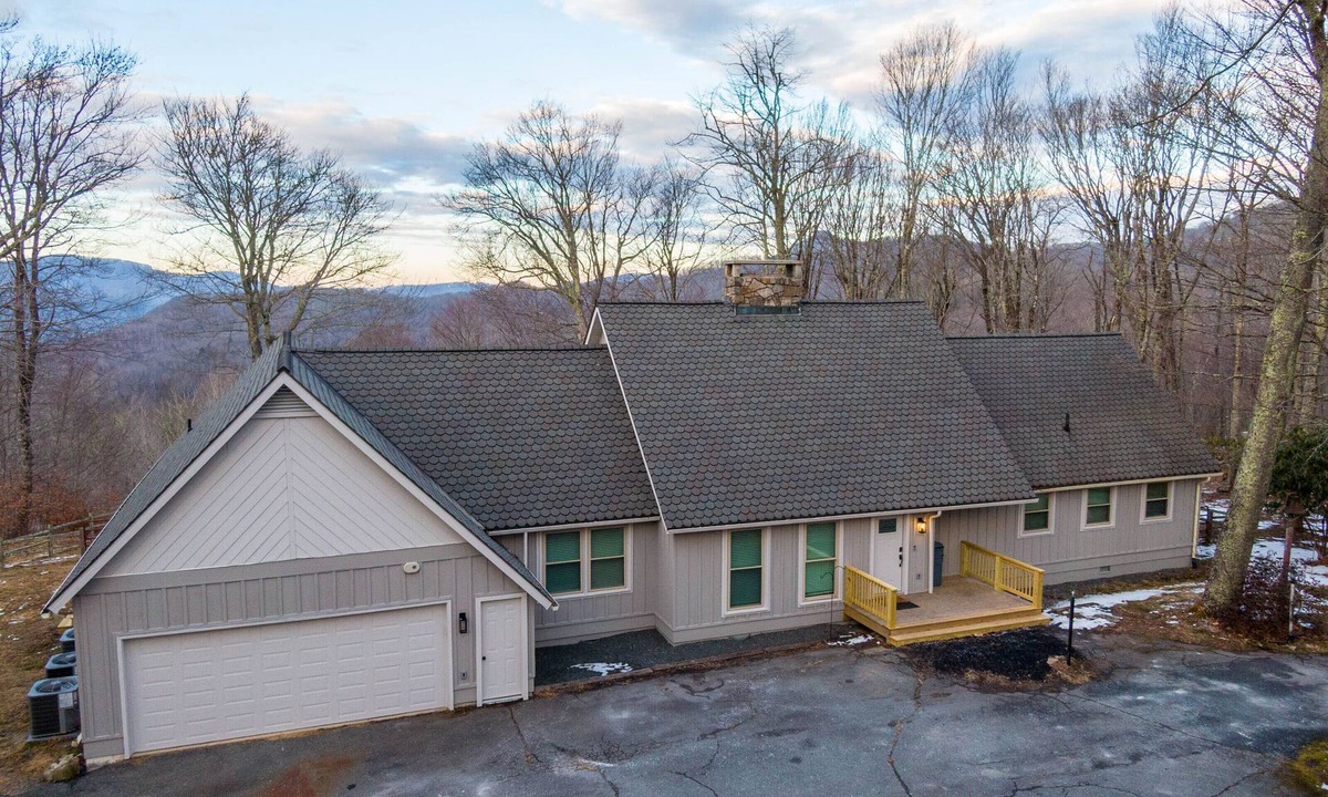 Sugar Mountain House | Arches Sugar Mountain: Mtn Views, Hot Tub, Ski Shuttle, Game Room, Sleeps 16, 5 Kings, Dogs OK