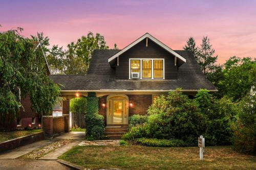 Berkeley Springs House | Aunt Bea's Bungalow - Pet Friendly - Hot Tub - Screen Porch - Wifi - Fenced Yard - King Bed - Town