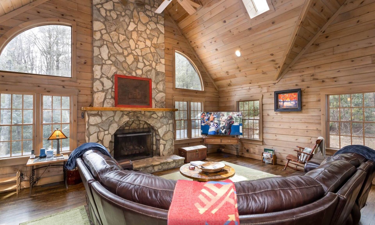 Tynecastle Cabin | Authentic Log Cabin in Convenient Location