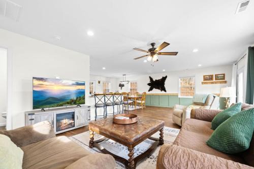 Ferguson House | Avas Place - Stunning Mountain Views, Deck, Fire Pit and Hammock