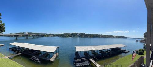 Rockwell Apartment | Awesome Views - Lake Hamilton Condo