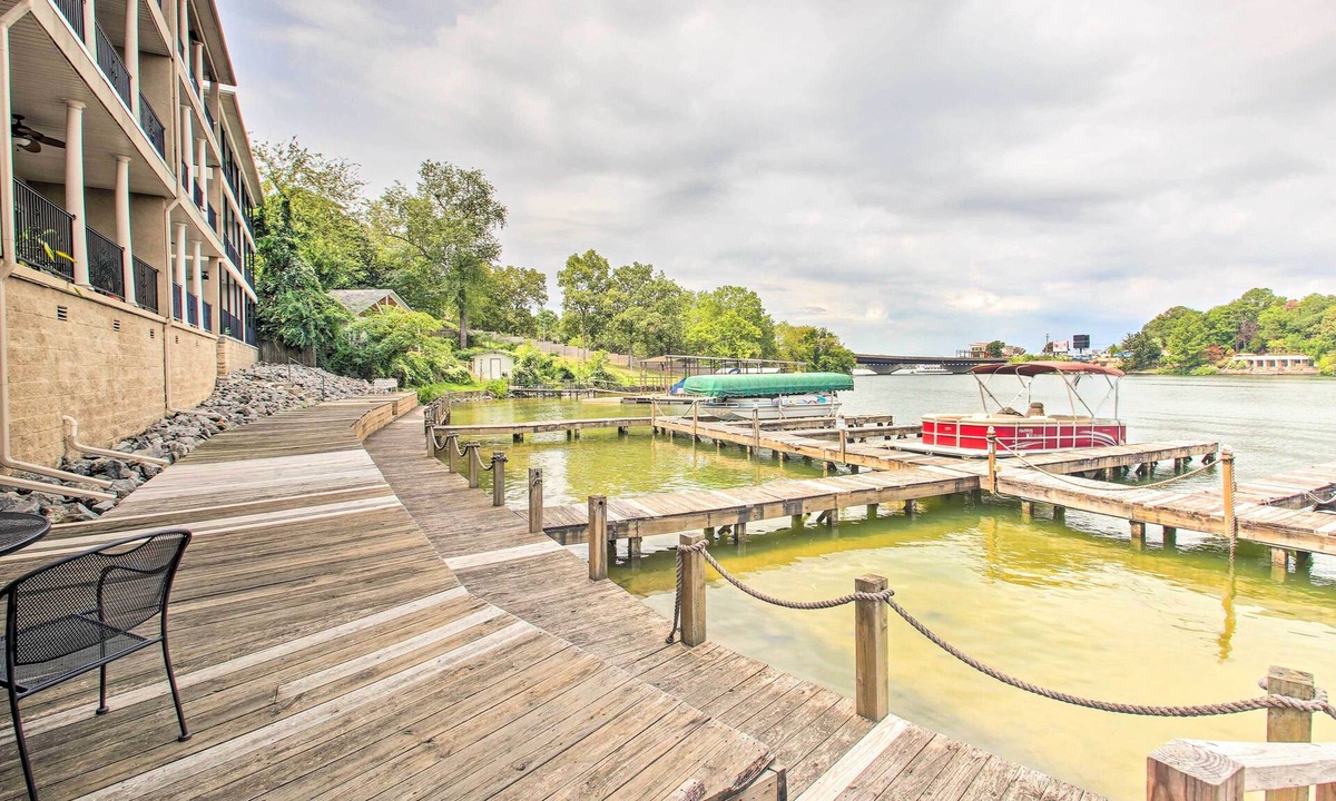 Lake Hamilton Apartment | Balcony & Boat Slip: Lakefront Unit in Hot Springs