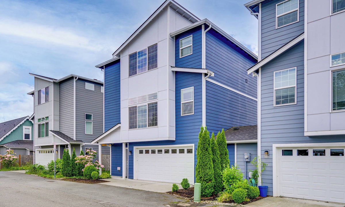 Monroe House | Balcony & Mtn Views! Newly Built Getaway in Monroe
