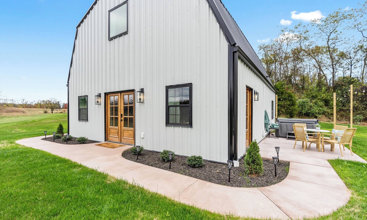 Fairplay House | Barn House 1 BR with Queen bed + BIG Loft w/Queen Bed on 3 Acres