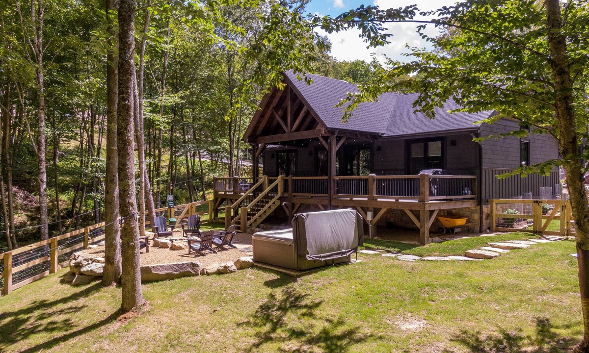 Banner Elk House | BaseCamp at Eagles Nest: 2 suites, hot tub, pet friendly, fenced yard, close to Camp, creek