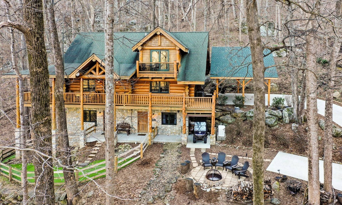 Lake Lure Cabin | BayKnot Lodge -Dog Friendly, Rumbling Bald resort included, pool table, privacy!