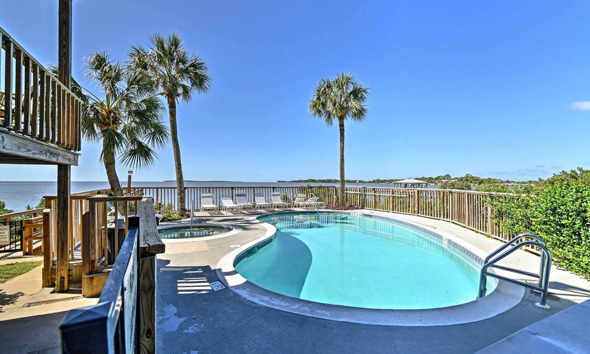Cedar Key Condo | Beachfront Cedar Key Condo w/Pool, Spa & Views!