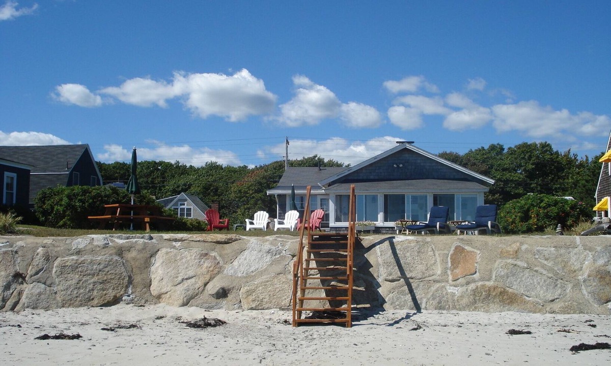 Biddeford Cottage | Beachfront cottage on Fortunes Rocks Beach